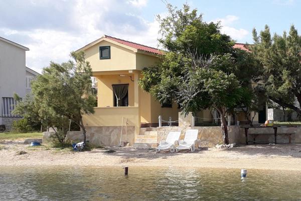 Apartments by the sea Dinjiska, Pag - 9386, Varaa Huoneisto Kvarner hotellit, joissa on pysäköinti, Pysäköinti