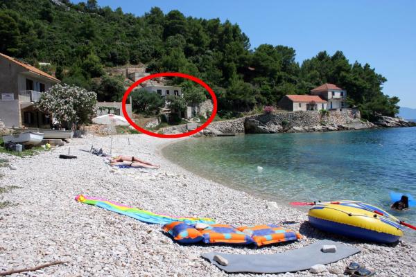 Seaside house for families with children Cove Skozanje, Hvar - 4039, Varaa Lomakoti Split-Dalmatia hotellit, joissa on pysäköinti, Pysäköinti