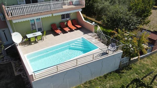 Apartment M&M with private Pool, Varaa Huoneisto Kučine Split Region