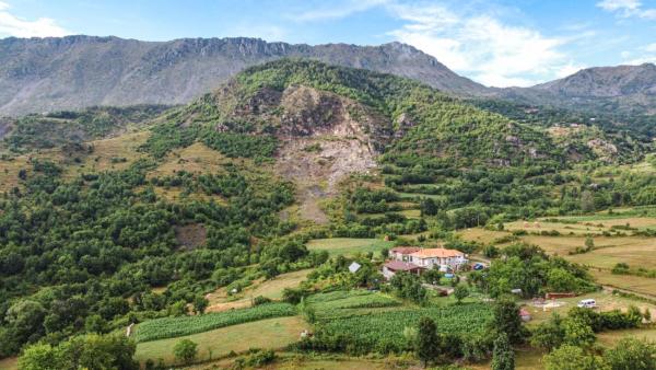 VILA DISHA, Varaa Loma-asunto / Lodge Hotellit Tirana County uima-altaalla, Uima-allas