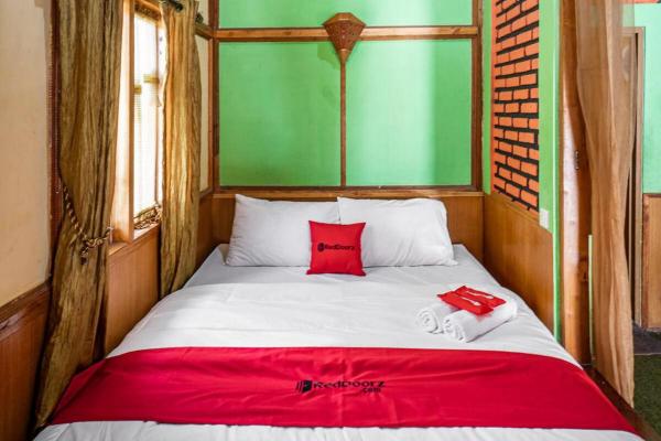 RedDoorz near Kawah Putih Ciwidey, Varaa Matkakoti Vierastalot kohteessa Ciwidey, Matkakoti