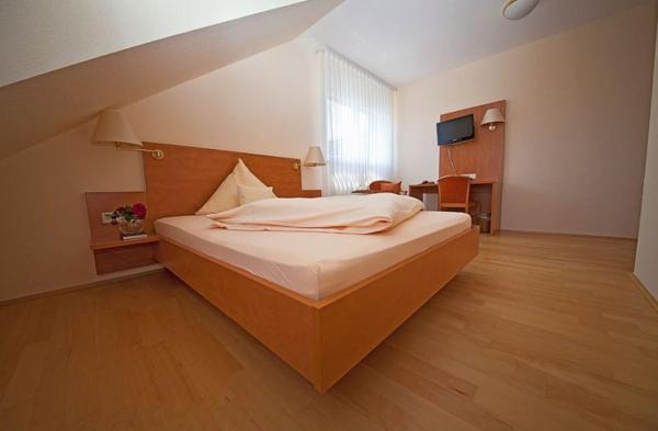 Hotel & Restaurant Krone, Varaa Hotelli Waldbronn 