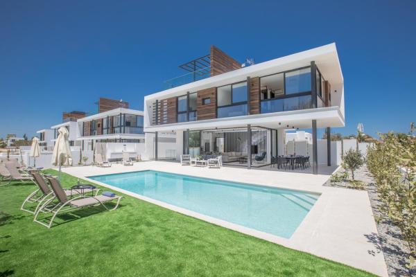 Elite Pearl Villas, Varaa Villa Famagusta hotellit, joissa on uima-allas, Uima-allas