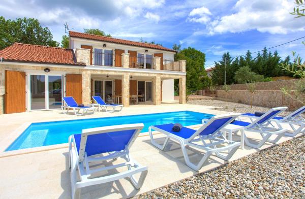 Villa Zala, Varaa Villa Kvarner Islands hotellit, joissa on uima-allas, Uima-allas