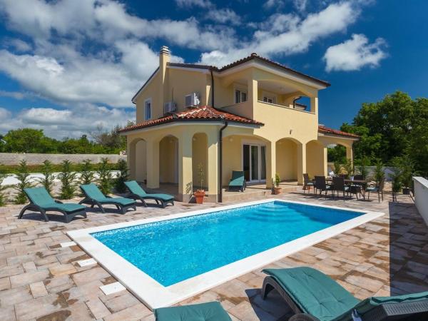 Villa Florami, Varaa Villa Hotellit Krnica uima-altaalla, Uima-allas