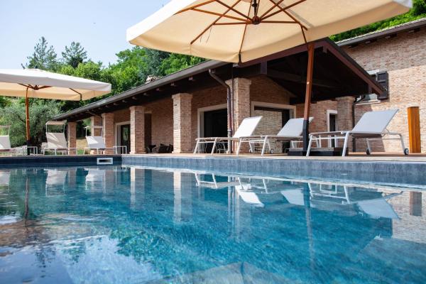 Resort Villa Paola, Varaa Bed and Breakfast Hotellit Longiano uima-altaalla, Uima-allas