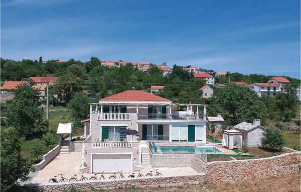 Nice Home In Zrnovnica-Split With Sauna, Varaa Lomakoti Split-Dalmatia hotellit, joissa on uima-allas, Uima-allas