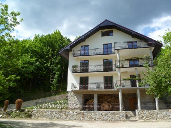 Horský penzión Šuštiak, Varaa Matkakoti Vratna hotellit, joissa on uima-allas, Uima-allas