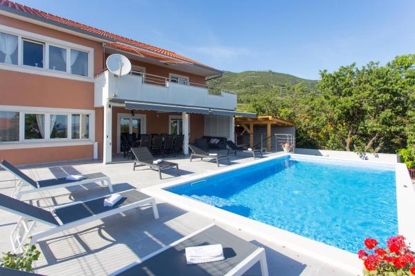 Villa Ivano&heated pool&sea view&football court&children's playground, Varaa Villa Split-Dalmatia hotellit, joissa on uima-allas, Uima-allas
