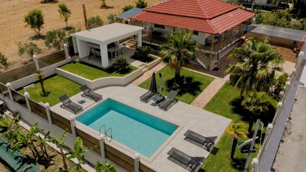 Villa Liana , private Villa with pool and garden, Varaa Villa Hotellit Vergia uima-altaalla, Uima-allas