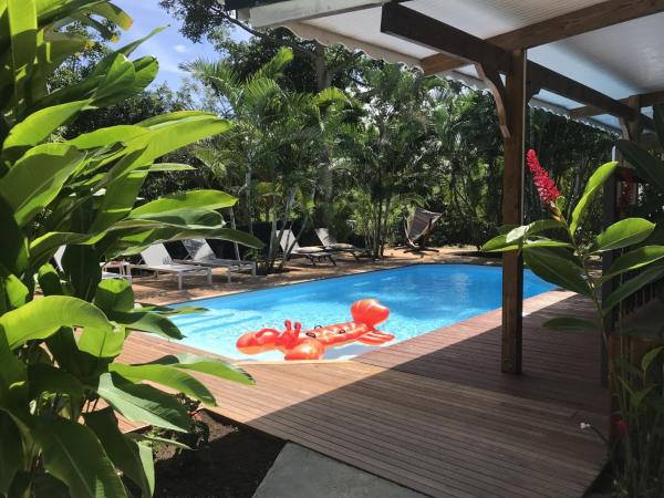 Gites le petit voyageur, Varaa Huoneisto Hotellit Grande-Terre uima-altaalla, Uima-allas