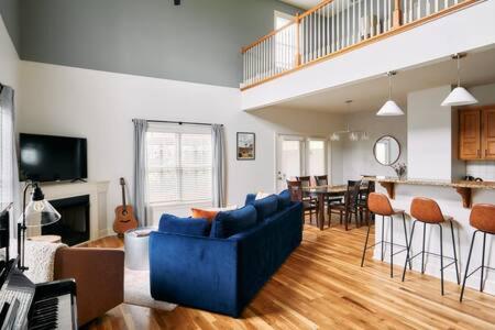 Modern Home next to Vanderbilt Campus with Parking, Screened Porch & Workspace, Walk to Hillsboro Village, Fido & Pancake Pantry, Minutes to Music Row, 12 South & Broadway, Perfect for Families, Friends & University Visits, Varaa Lomakoti Tennessee hotellit, joissa on pysäköinti, Pysäköinti