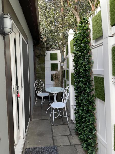 California guest house, Varaa Lomakoti Greenwich Connecticut