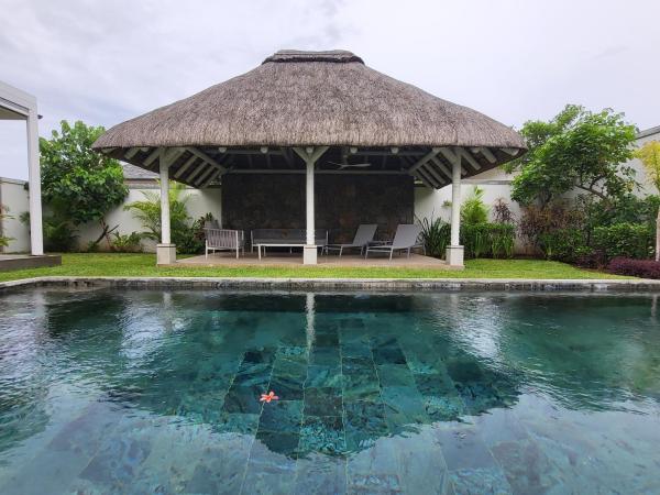 Villa de Luxe à Grand Baie avec piscine V12, Varaa Villa Mauritius North Coast hotellit, joissa on uima-allas, Uima-allas
