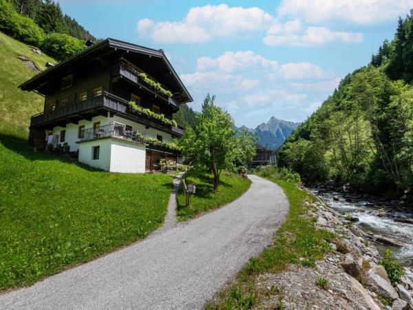 Chalet in Tirol by Zillertal Ski Slopes, Varaa Mökki Mayrhofen Mayrhofen-Hippach