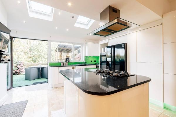 Luxury Unique Townhouse with Hottub & Pizza Oven, Varaa Villa Bolton Greater Manchester