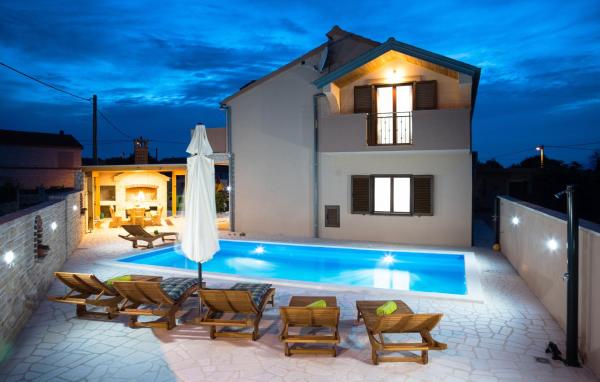 Luxury villa with a swimming pool Pridraga - Cuskijas, Novigrad - 19461, Varaa Villa Novigrad hotellit, joissa on uima-allas, Uima-allas