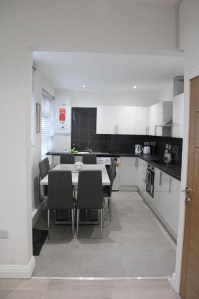 Beautiful, Spacious, Old Trafford home, Varaa Lomakoti Trafford huvilat, Villa
