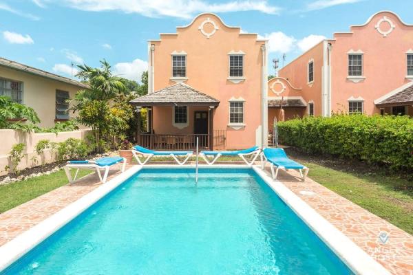 2-Story Townhome with Private Pool, Ideal for Group!, Varaa Lomakoti Christ Church 