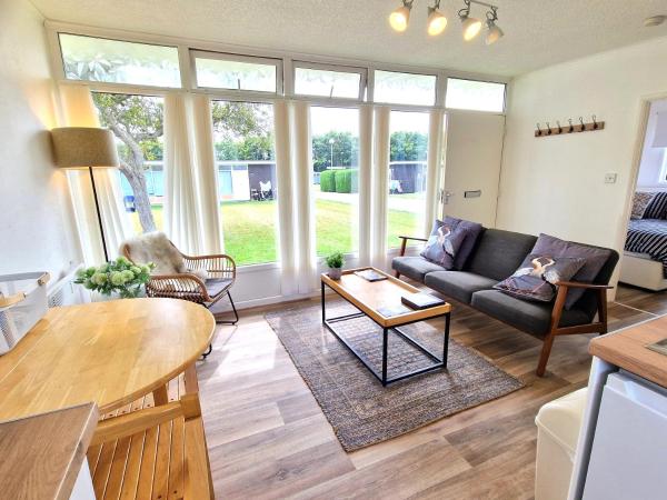 197 Broadside Holiday Chalet near Broads & Beaches, Varaa Mökki Suffolk hotellit, joissa on uima-allas, Uima-allas