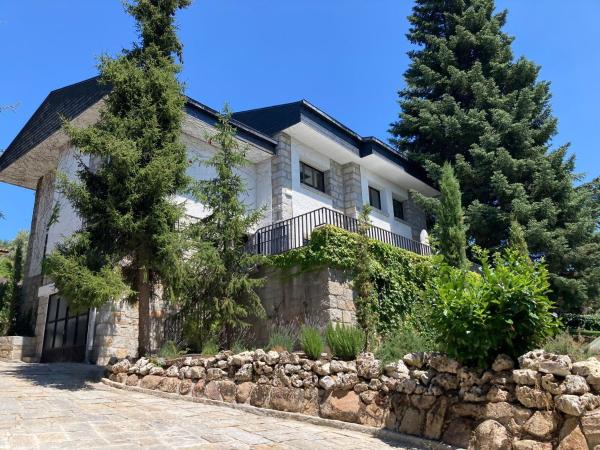 Los Cedros, gran chalet con piscina y apartamento en Navacerrada, Varaa Mökki Navacerrada Madridin maakunta