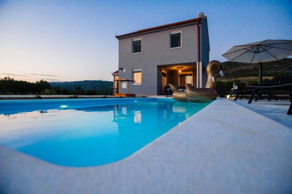 Family dream house, Varaa Villa Split-Dalmatia hotellit, joissa on uima-allas, Uima-allas