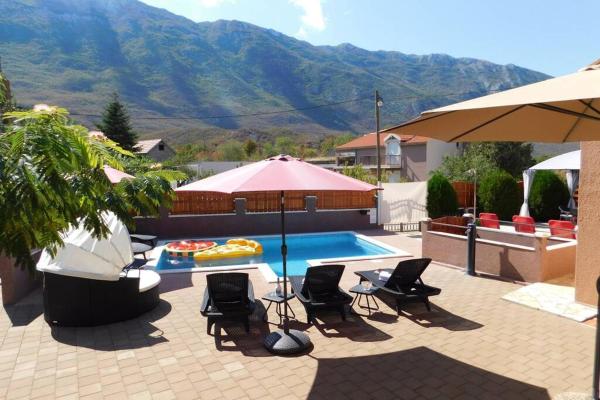 Holiday home Jass near Makarska, Varaa Villa Hotellit Split-Dalmatia pysäköinnillä, Pysäköinti
