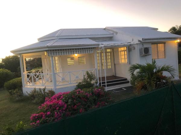 La villa les palmiers simplicité convivialité, Varaa Lomakoti Hotellit Grande-Terre uima-altaalla, Uima-allas