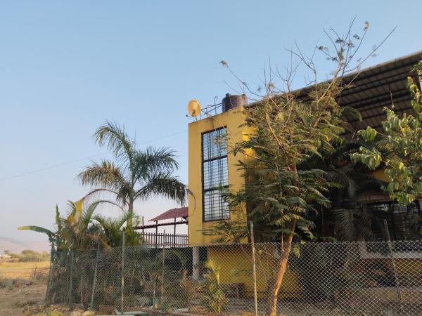 White smoke villa, Varaa Villa Hotellit New Delhi uima-altaalla, Uima-allas