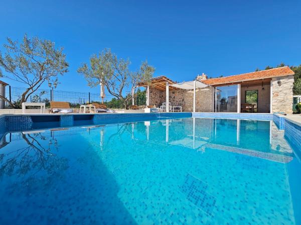 Flamingo - House with private pool, Varaa Villa Split-Dalmatia hotellit, joissa on uima-allas, Uima-allas