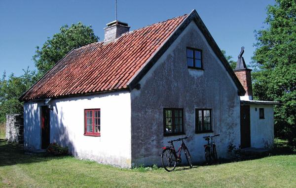 2 Bedroom Nice Home In Fårösund, Varaa Lomakoti Hallanti hotellit, joissa on pysäköinti, Pysäköinti