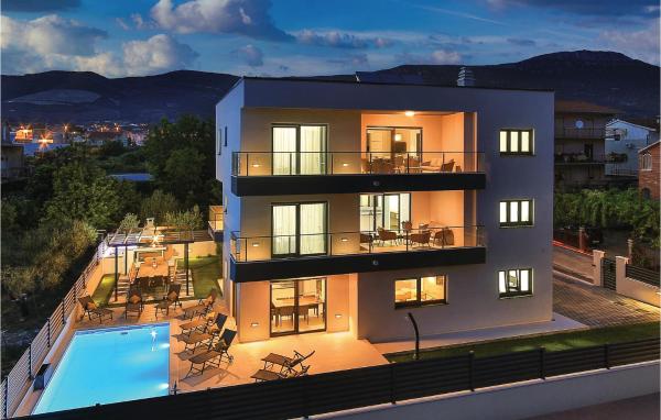 Eight-Bedroom Holiday Home in Kastel Novi, Varaa Huoneisto Split-Dalmatia hotellit, joissa on uima-allas, Uima-allas