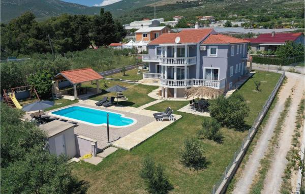 Holiday Home Kastel Novi With Sea View Vi, Varaa Lomakoti Split-Dalmatia hotellit, joissa on uima-allas, Uima-allas