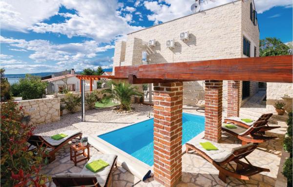 Amazing Home In Novigrad With Sauna, Varaa Lomakoti Novigrad hotellit, joissa on uima-allas, Uima-allas