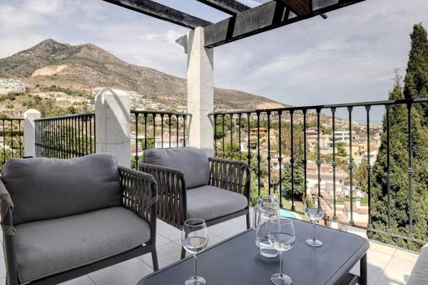 3 Bedroom Semi Detached Villa with Stunning Views, Varaa Huoneisto Hotellit Costa del Sol pysäköinnillä, Pysäköinti