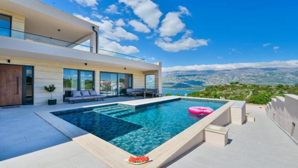Villa Zariva with pool and panoramic mountain and, Varaa Villa Vinjerac Zadar County