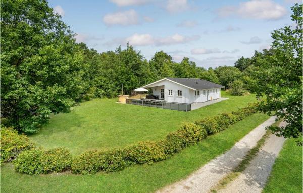 4 Bedroom Stunning Home In Glesborg, Varaa Lomakoti Vestjylland hotellit, joissa on pysäköinti, Pysäköinti