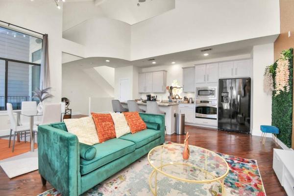 3BR/3.5BA Three Story East Downtown TownHouse with view, Varaa Lomakoti Houston Houston