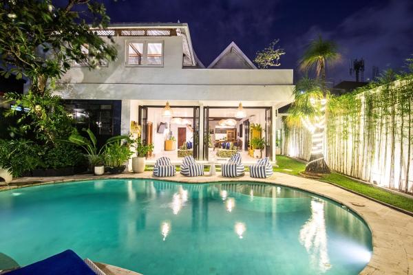 Monroe 3BR Luxury Villa Seminyak with Concierge Netflix Private Pool 900m to Beach, Varaa  Bali hotellit, joissa on pysäköinti, Pysäköinti