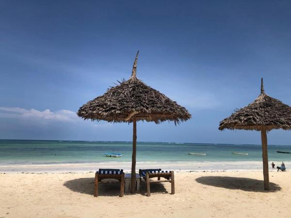 Waka Waka, Varaa  Hotellit Pvani region uima-altaalla, Uima-allas