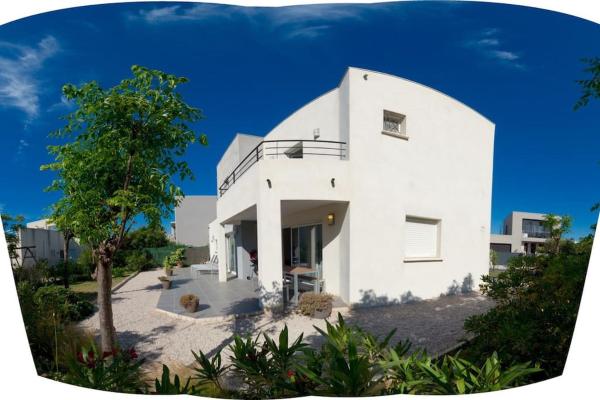 Villa St louis à 50m de la mer+6 velos +Piscine+climatisation, Varaa  Étang de Thau hotellit, joissa on uima-allas, Uima-allas