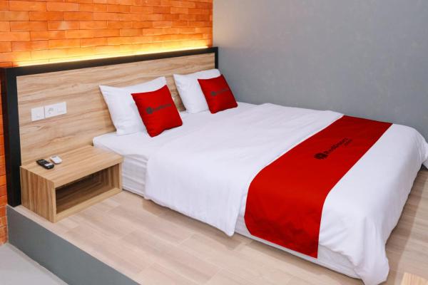 RedDoorz at Hotel DPraya Pati, Varaa Hotelli Pati Central Java