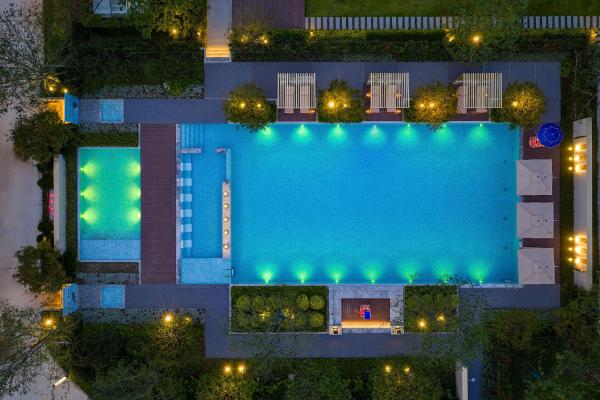 Zhangjiajie SANHE Hotel-Tea Ceremony, Tea Tour, Free pick up service more than 2 nights,Free Shuttle Service to East Gate of Forest Park, Free Welcome Tea, Free folk costume experience,English Customer Service, Varaa  Daglang hotellit, joissa on uima-allas, Uima-allas
