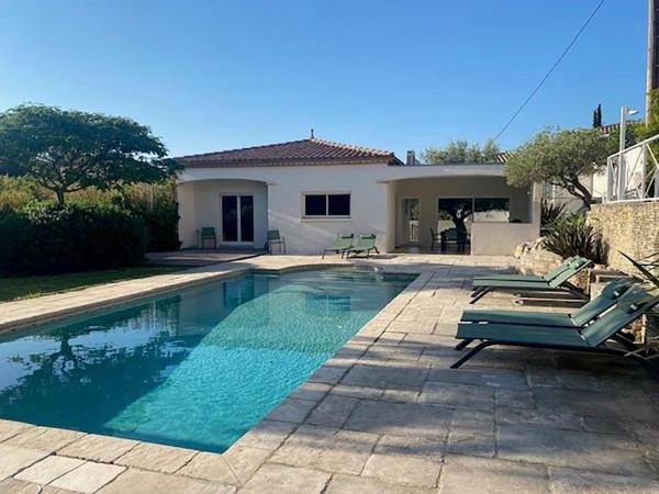 Villa de Pullis, Varaa  Poulx hotellit, joissa on uima-allas, Uima-allas