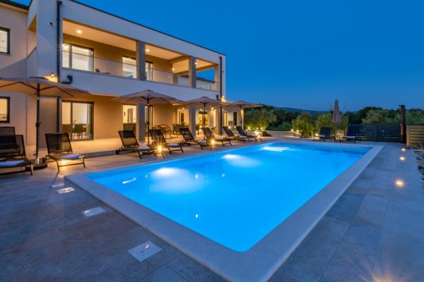 Villa Silente, modern and luxurious villa hugged by nature, Varaa  Stalije hotellit, joissa on uima-allas, Uima-allas