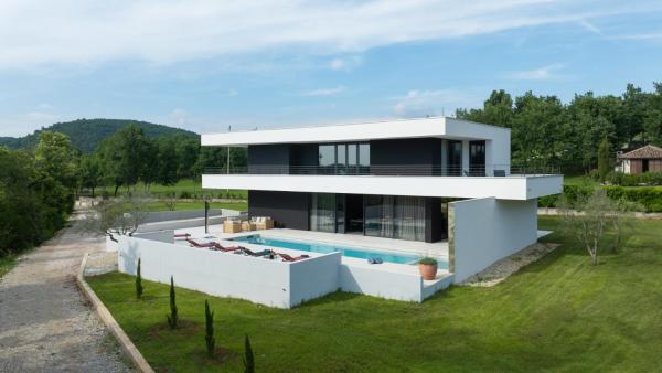 Beautiful She Luxury Villa with view in Groznjan, Varaa  Boškari hotellit, joissa on uima-allas, Uima-allas