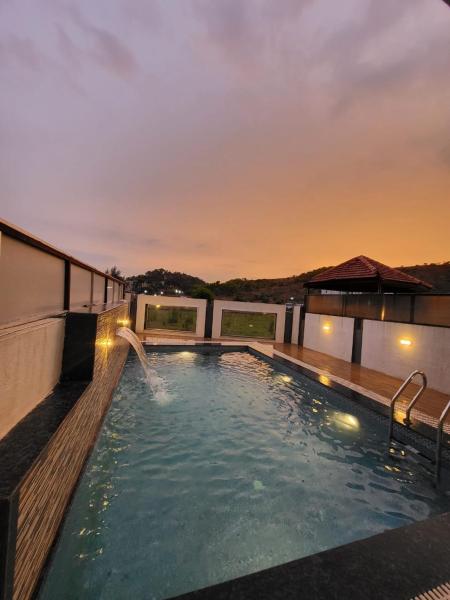 The Perfect Stays Paradise Villa, Varaa  Hotellit New Delhi uima-altaalla, Uima-allas