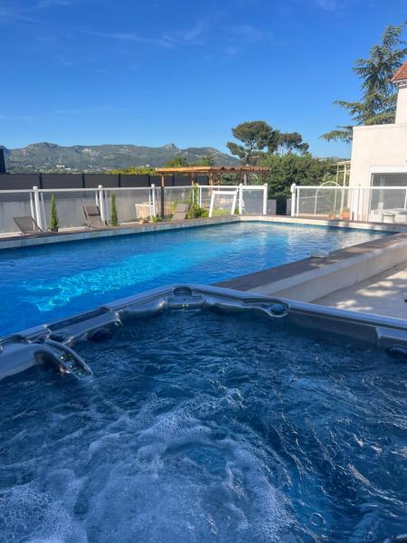 Villa piscine Marseille, Varaa  Hotellit Carros uima-altaalla, Uima-allas