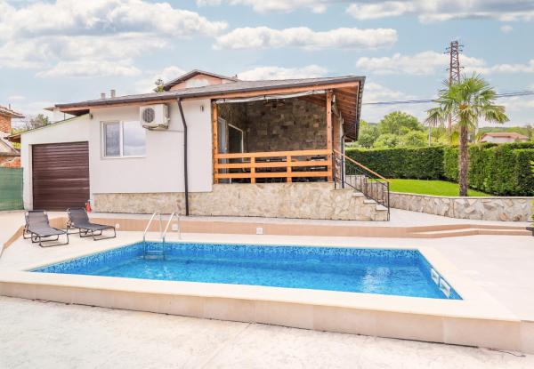 Villa Golden Shore with Private Pool in Kranevo, Varaa  Hotellit Varna region uima-altaalla, Uima-allas