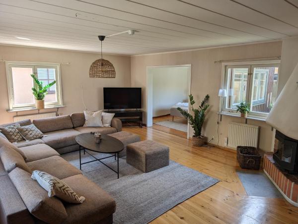 Tranquil Villa with Garden Views & Terrace 3BR, Varaa  Visby 